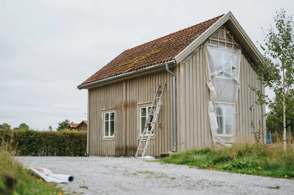 augusti r r tt tid att t ta huset inf r h sten smarta bygg tg rder som sparar energi och f rebygger fuktskador